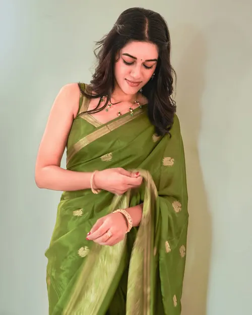 Viscose Crepe Silk Saree with Jacquard Peacock Design & Running Blouse